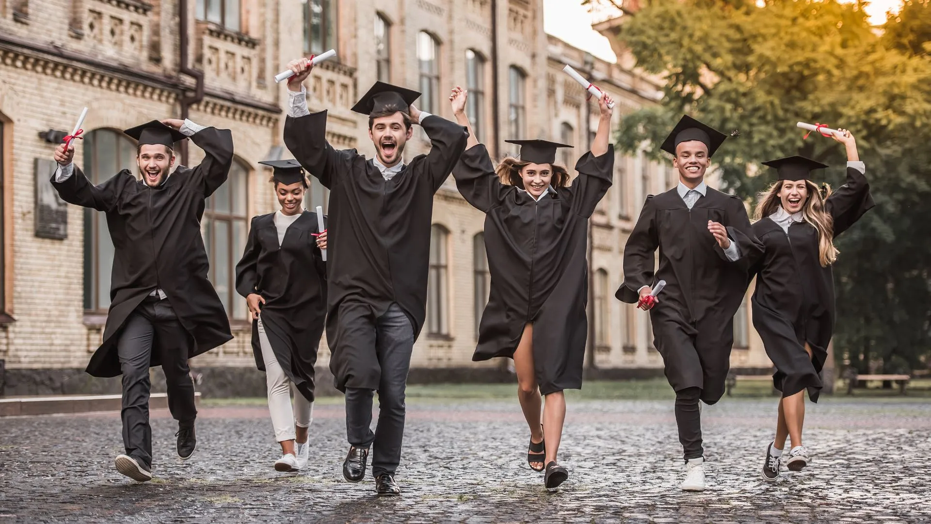 Etudiants diplomés - réseau alumni école post-bac
